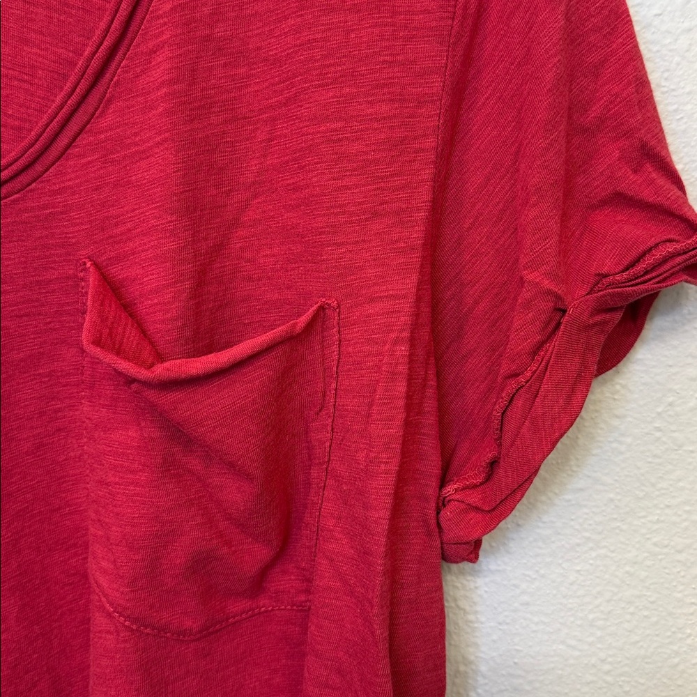 NWT Anthropologie t.la red V-Neck Tee - size medium - $58 MSRP - Picture 4 of 5